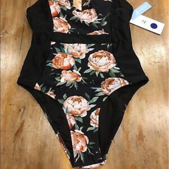 Cupshe one piece - Picture 2 of 4